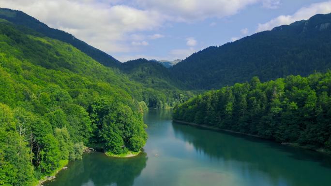 山间山谷中的一个冰川湖