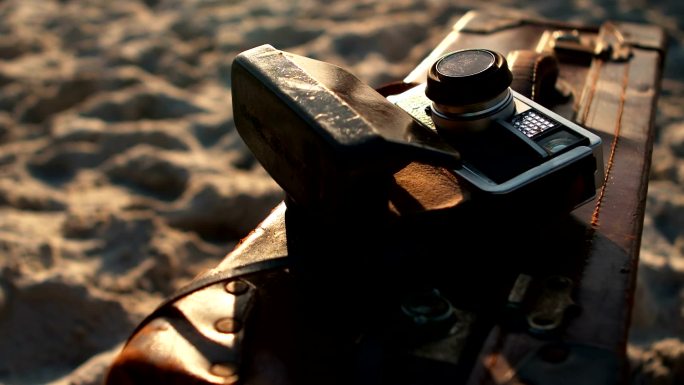 海滩上的照相机和公文包
