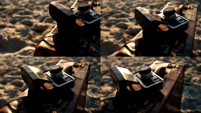 海滩上的照相机和公文包