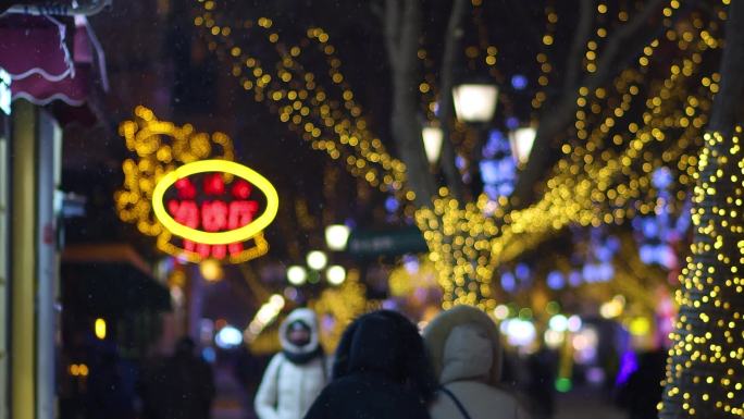 哈尔滨中央大街灯光秀市民游客观赏火树银花
