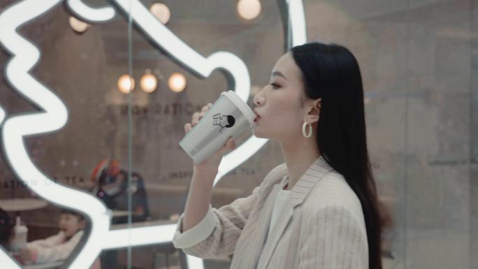 美女商场逛街购物