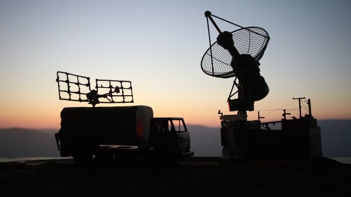 雷达卫星天线夕阳剪影移动雷达车探测信号搜