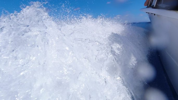 海上破浪前行的快艇船头-浪花飞溅