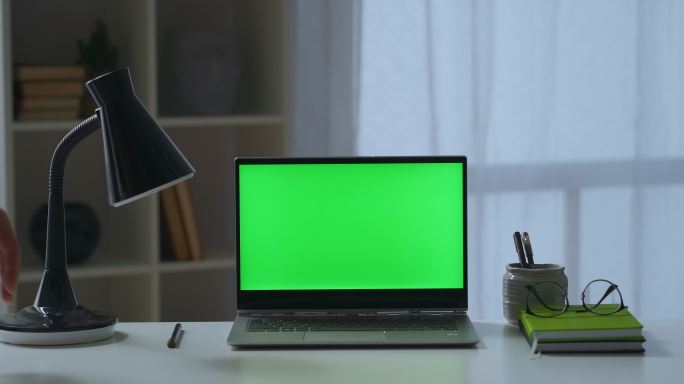 关闭桌上绿色屏幕的电脑