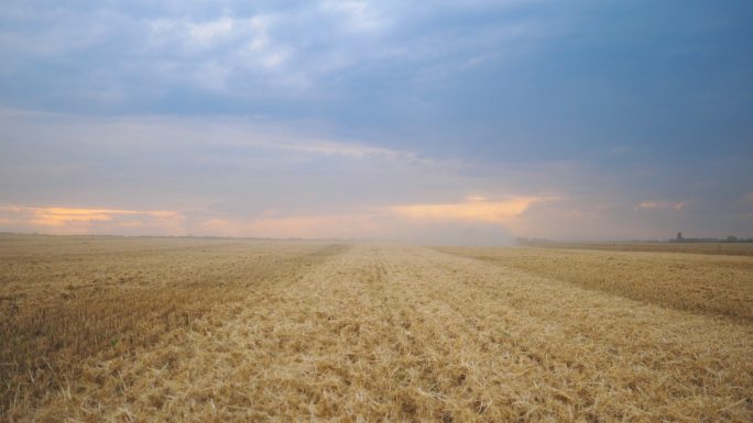 收获小麦后，空旷的田野上的美丽景色。