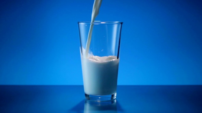 牛奶杯倒得很宽营养早餐倒牛奶粉鲜牛奶广告