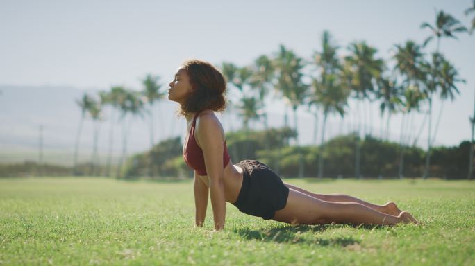 妇女在做晨练瑜伽减肥瘦身青春生活国外女孩