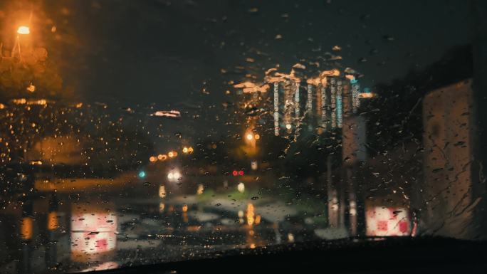 夜晚大雨 车窗，霓虹灯朦胧美