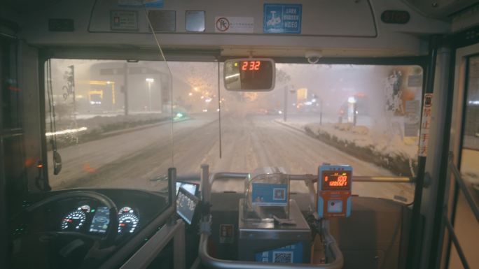 第一人称视角拍摄下雪的公交车