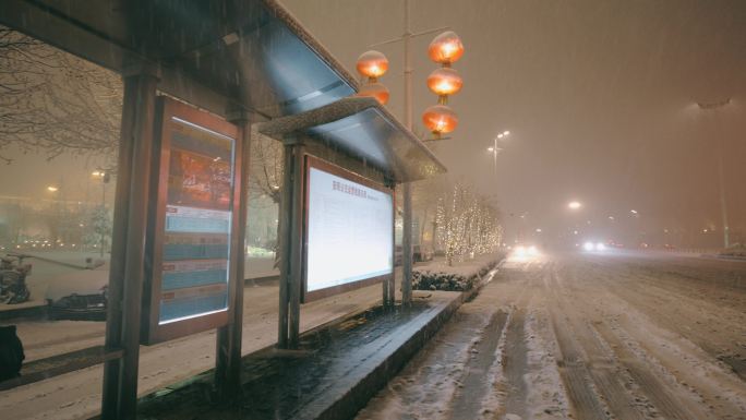 河南城市冬季下雪的公交车站牌