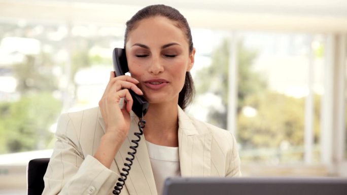 忙碌的女商人商务办公接打电话员工企业客服