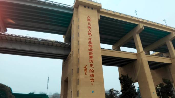 4K2组南京长江大桥南堡公园仰拍列车经过