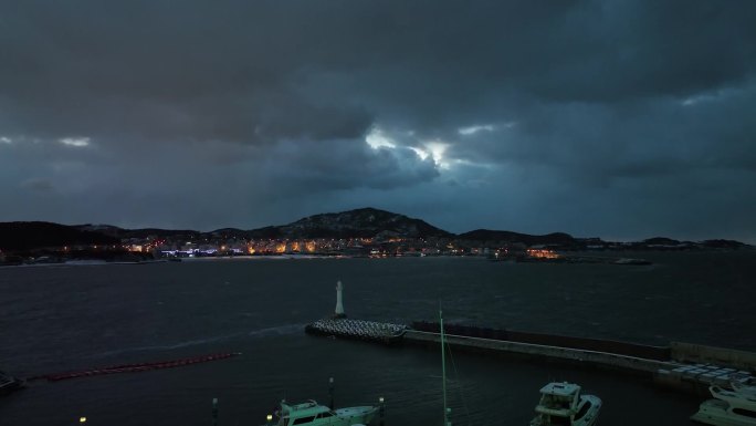 冬天夜晚停靠岸边的船只