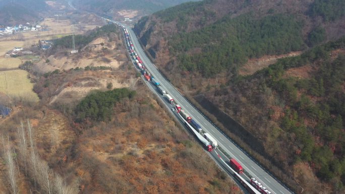 高速公路货车排队检查