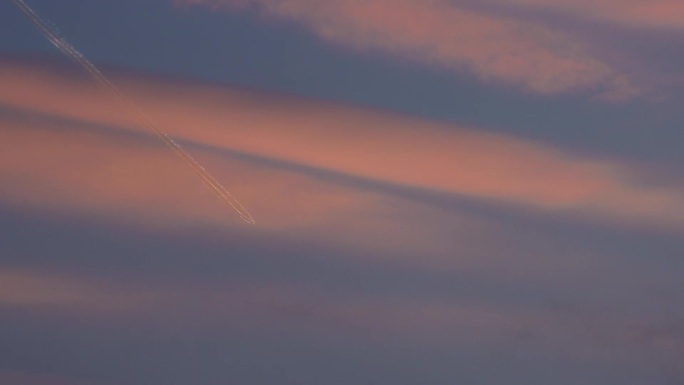 飞机拉线：喷气机的废气高空凝结而成云彩5