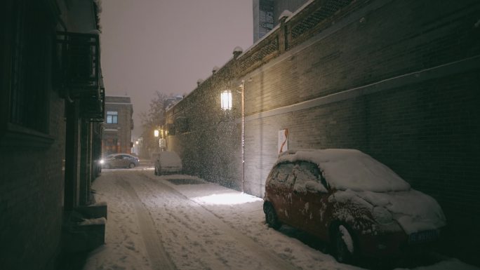 夜景拍摄小巷子里的雪景