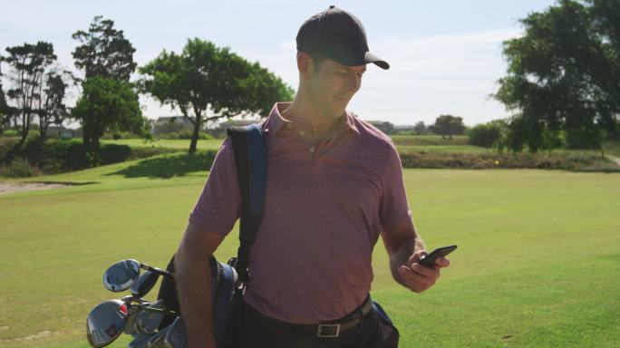 高尔夫球手使用智能手机