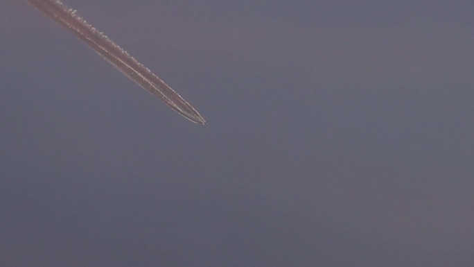 飞机拉线：喷气机的废气高空凝结而成云彩1