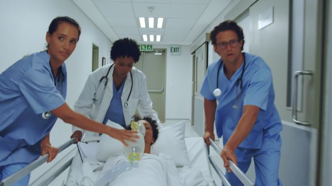 医疗队在医院走廊推着急救担架床