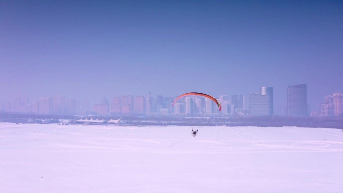 滑翔伞飞越在冰城哈尔滨松花江上空2