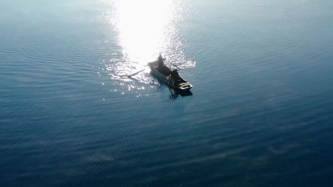 呼伦贝尔湖面渔人打鱼，烟雾朦朦