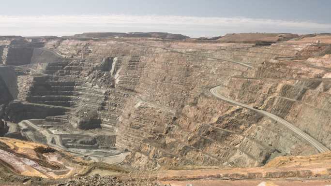 巨大的露天矿坑开采开矿延时矿井有色金属