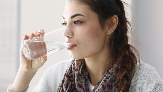年轻女子饮用水水滴落下概念镜头水资源淡水