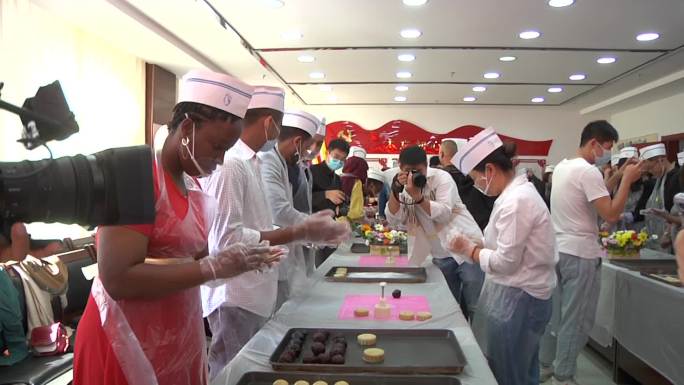 中秋节社区活动交外国人制作月饼