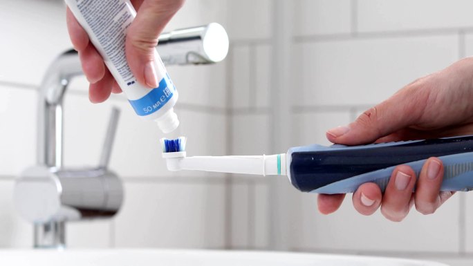电动牙刷上的牙膏电动刷牙口腔清洁口腔卫生