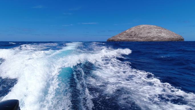 在蔚蓝的大海上航行远离光秃秃的岩石岛