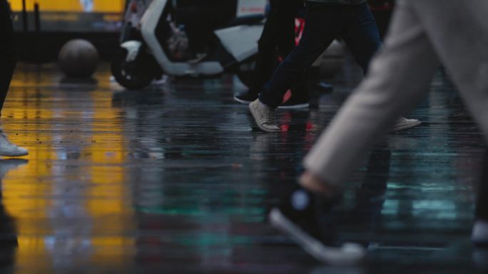 阴雨天商业街步行街人流倒影升格镜头