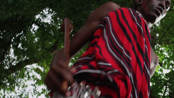非洲马赛人穿传统服装跳舞唱歌