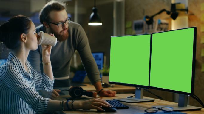 女子在绿色屏幕个人电脑上工作