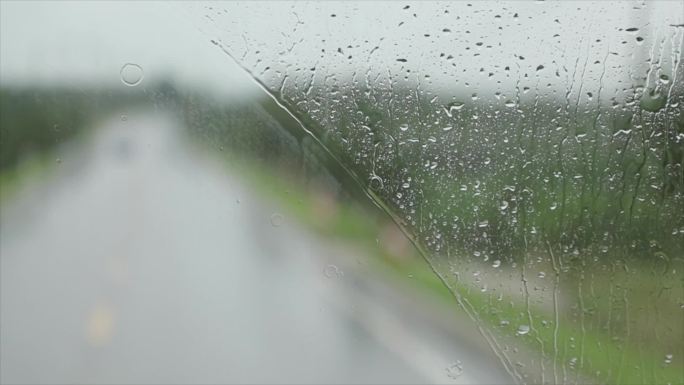 雨中 大巴车开在乡间的小路上