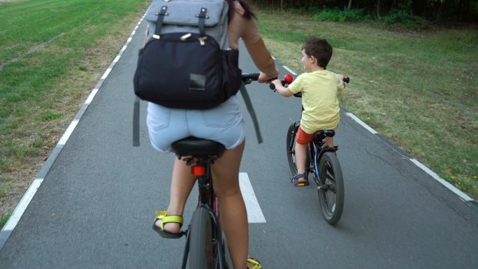 骑自行车户外旅行的家庭