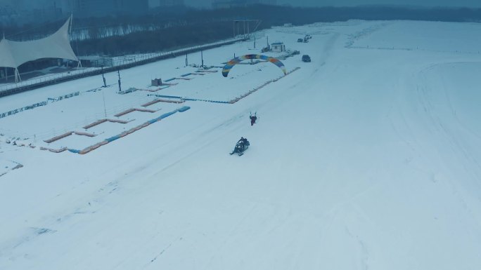 滑翔伞惊险飞越冰雪中的哈尔滨冰雪世界2