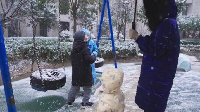 冬天下雪升格小孩大人雪中玩耍走路17