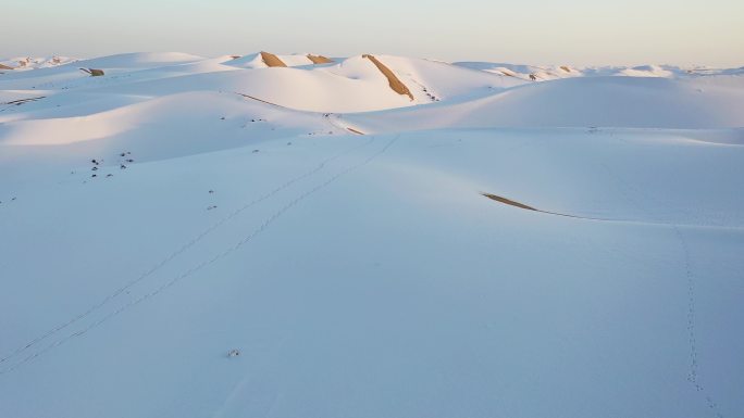 航拍塔克拉玛干沙漠雪景