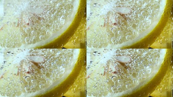 柠檬片，泡在苏打水中