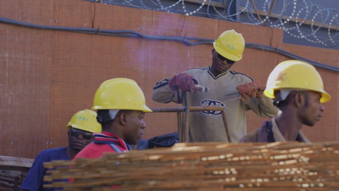 非洲建筑工地建筑工人 电焊