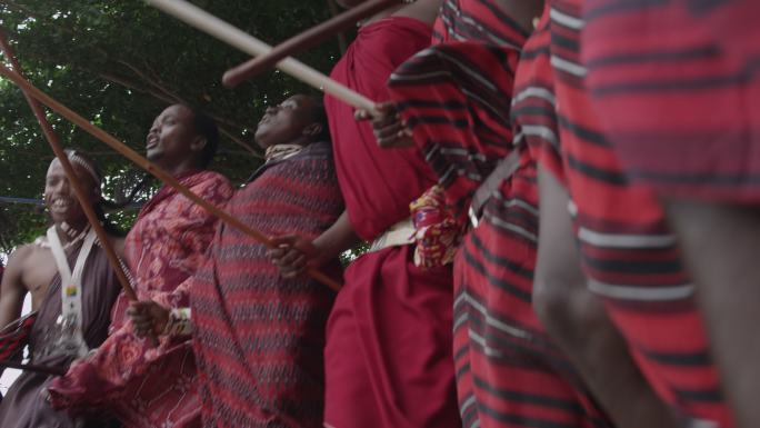 非洲马赛人穿传统服装跳舞唱歌