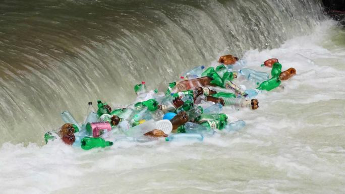 被塑料碎片污染的河