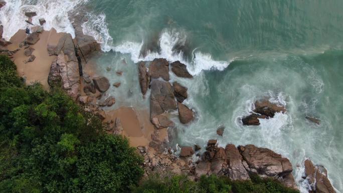 海浪礁石拍岸