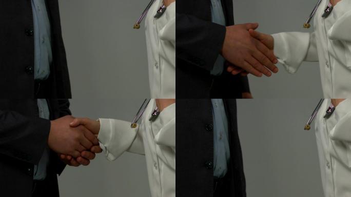 高兴男患者与合格医生握手