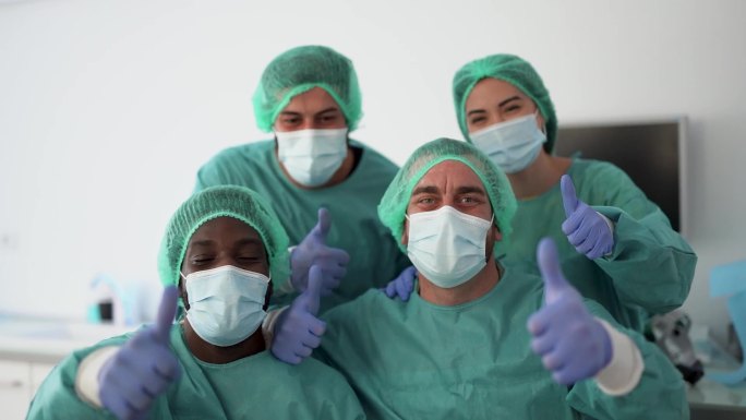 微笑的医护人员医生医学设备手术医疗门诊急