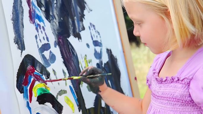 小女孩在外面画画绘画美术素描写生画画培训