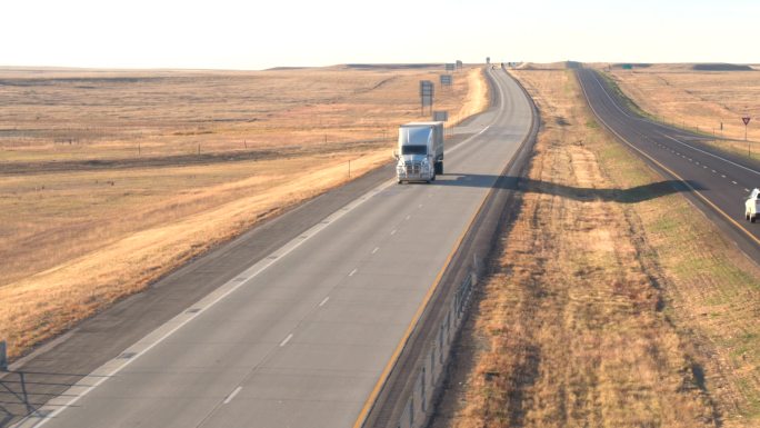 乡村公路上的大卡车