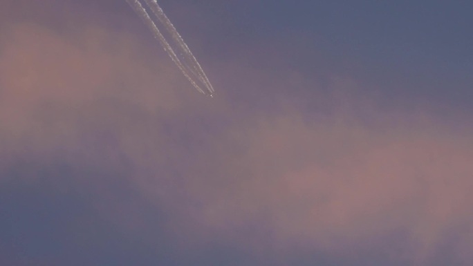 飞机拉线：喷气机的废气高空凝结而成云彩2