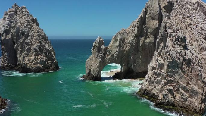 海洋上形成的自然拱门岩石景观