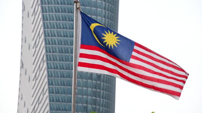 在办公楼下的马来西亚国旗